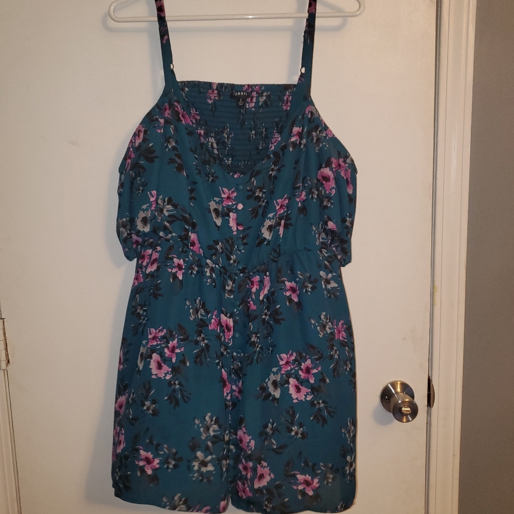 Cold shoulder size 2 Torrid top